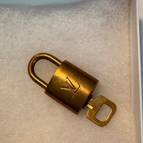 Luxury Brass Padlock Keychain-# 311 - Picture 2 of 6